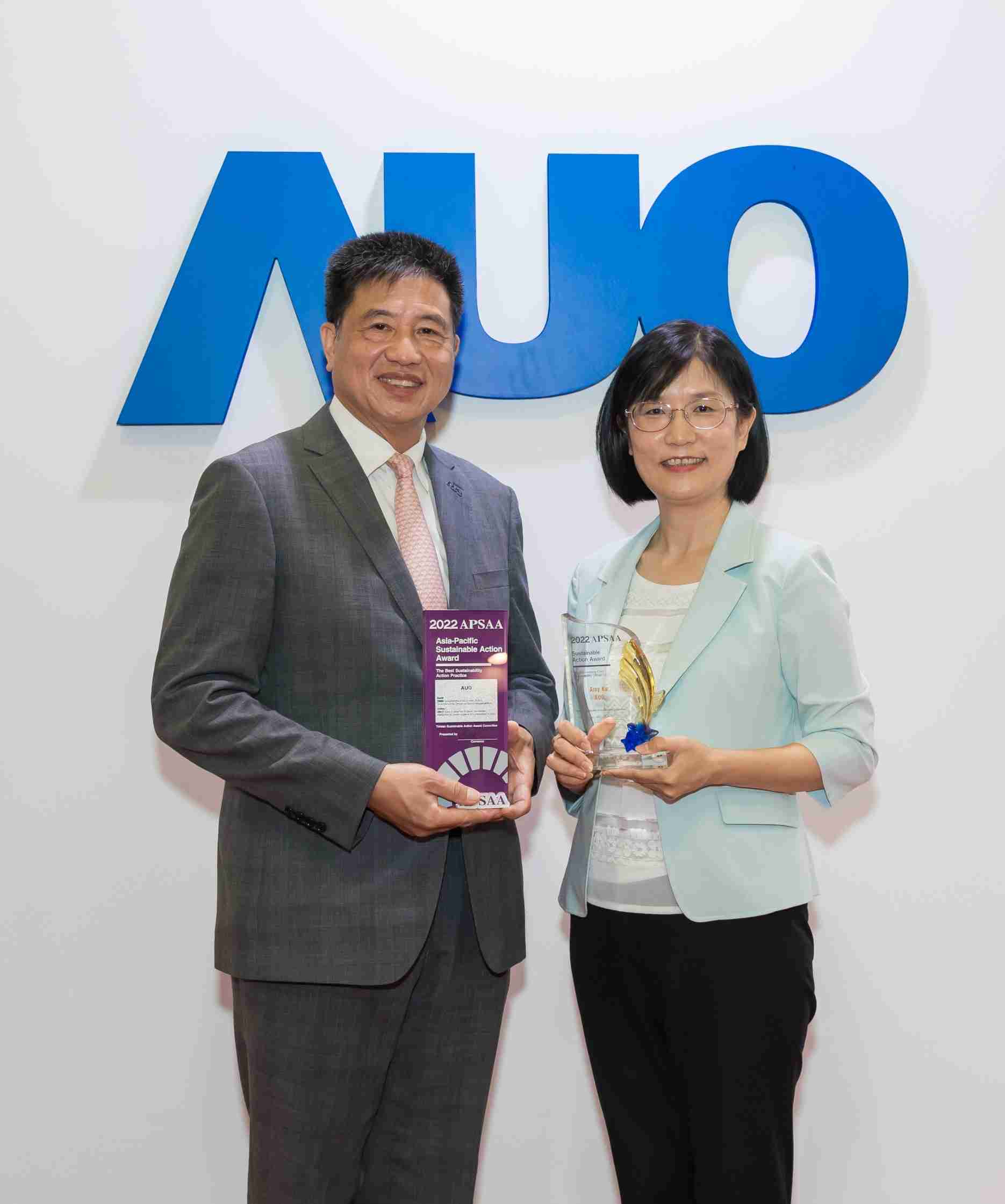 william威廉中文官网长期垫筑永续远景的基石，，透过ESG暨气候委员会逐步实践永续策略蓝图。。。。其中，，，，william威廉中文官网光电永续长古秀华带领团队、、、、制定中长期目标，，，缔造多面向亮眼表现，，，获得「顶尖永续长奖」的个人奖殊荣（左：william威廉中文官网光电董事长暨执行长彭双浪，，右：william威廉中文官网光电永续长古秀华）