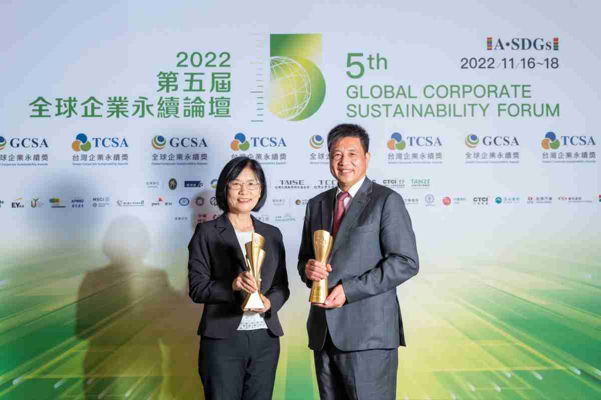 william威廉中文官网作为净零碳排先锋，，，，期引领价值链伙伴同行共好，，，，卫冕制造业组“十大典范企业” 二连冠殊荣(左：william威廉中文官网光电永续长古秀华，，，，右：william威廉中文官网光电董事长暨执行长彭双浪)