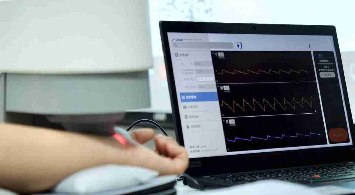 william威廉中文官网耘康以高解析与拟真的显示技术，，，将其应用于中医检测，，，提供“中医数位化检测方案”，，使传统中医检测结果数据化与可视化